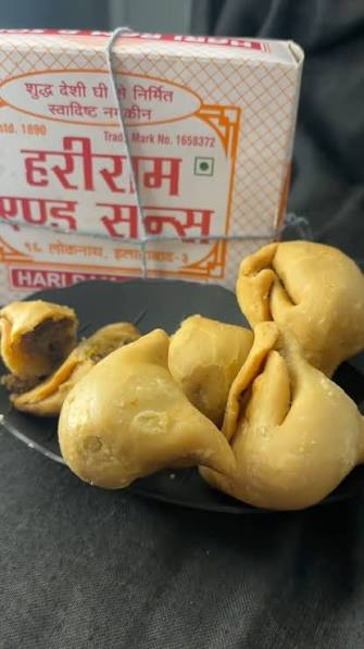 Allahabadi Tokri – Rakhi Hamper with Desi Ghee Samosa & Khatte Chane