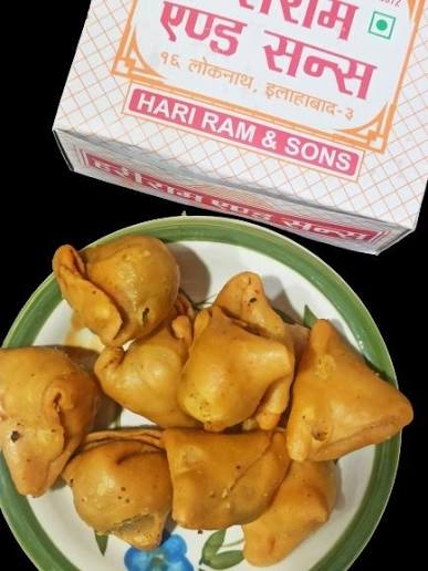 Allahabadi Tokri – Rakhi Hamper with Desi Ghee Samosa & Khatte Chane